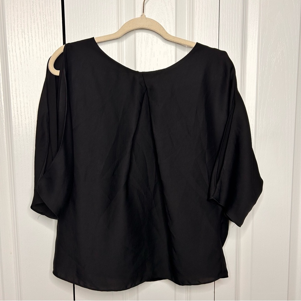 Rachel Roy Women’s Size Medium Black Satin Cut Out 3/4 Sleeve Blouse Key Hole